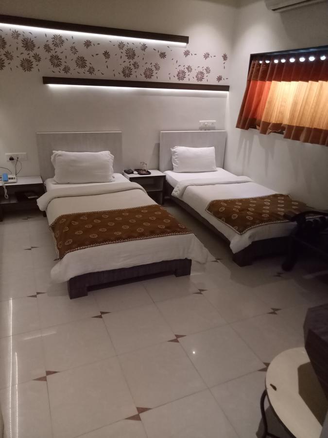 Prithvi Hotels أحمد أباد المظهر الخارجي الصورة