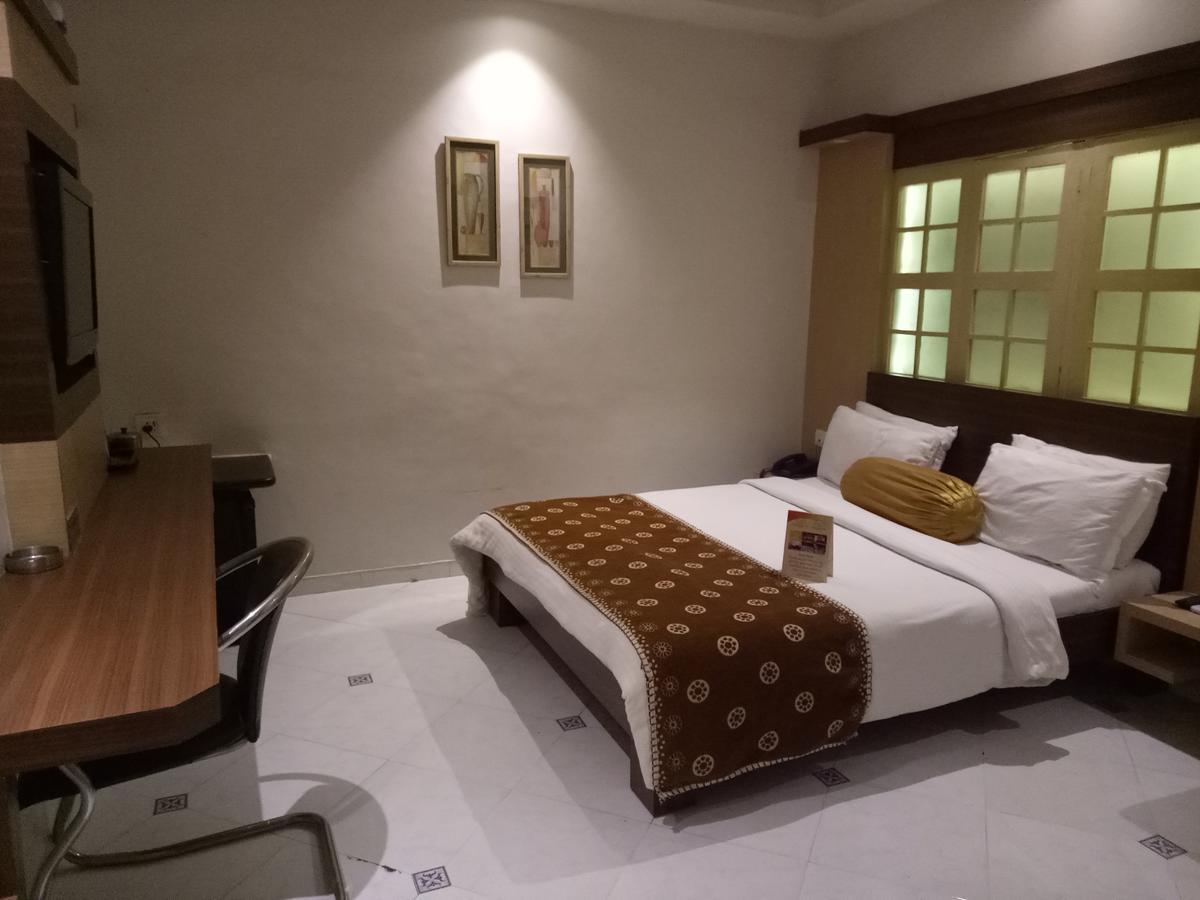 Prithvi Hotels أحمد أباد المظهر الخارجي الصورة